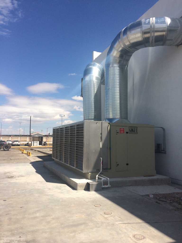 Equipo de enfriamiento Gogui con dos ductos instalados junto a una planta industrial