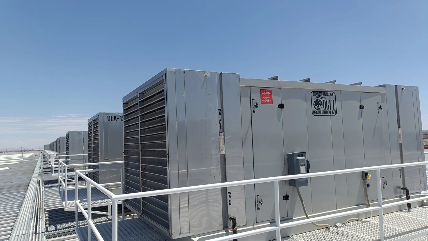 Equipo evaporativo Gogui instalado en una azotea con pasarela de acceso