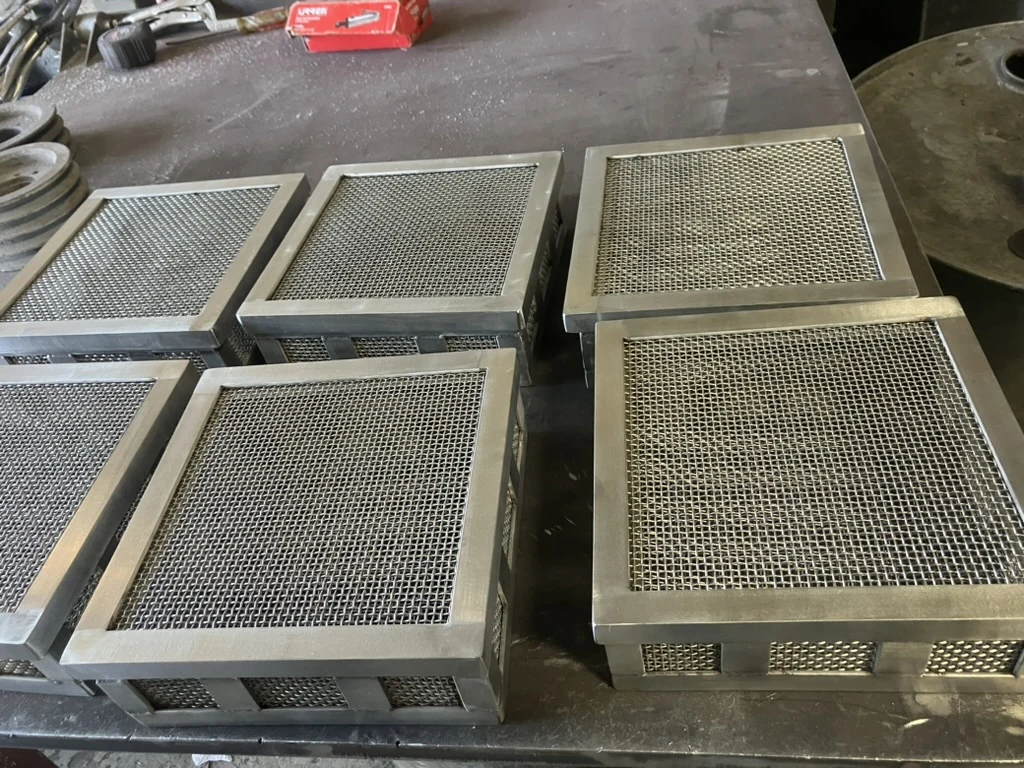 Filtros de malla metálica con marcos fabricados en el taller Gogui