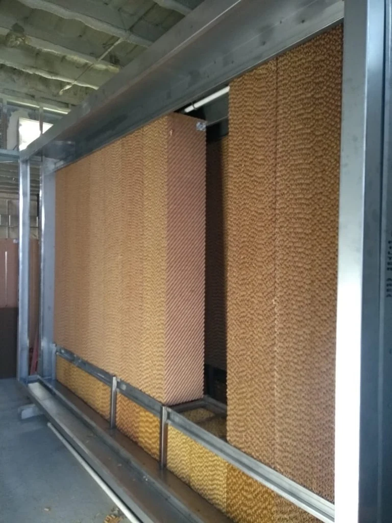 Paneles evaporativos tipo panal instalados en un gabinete metálico industrial