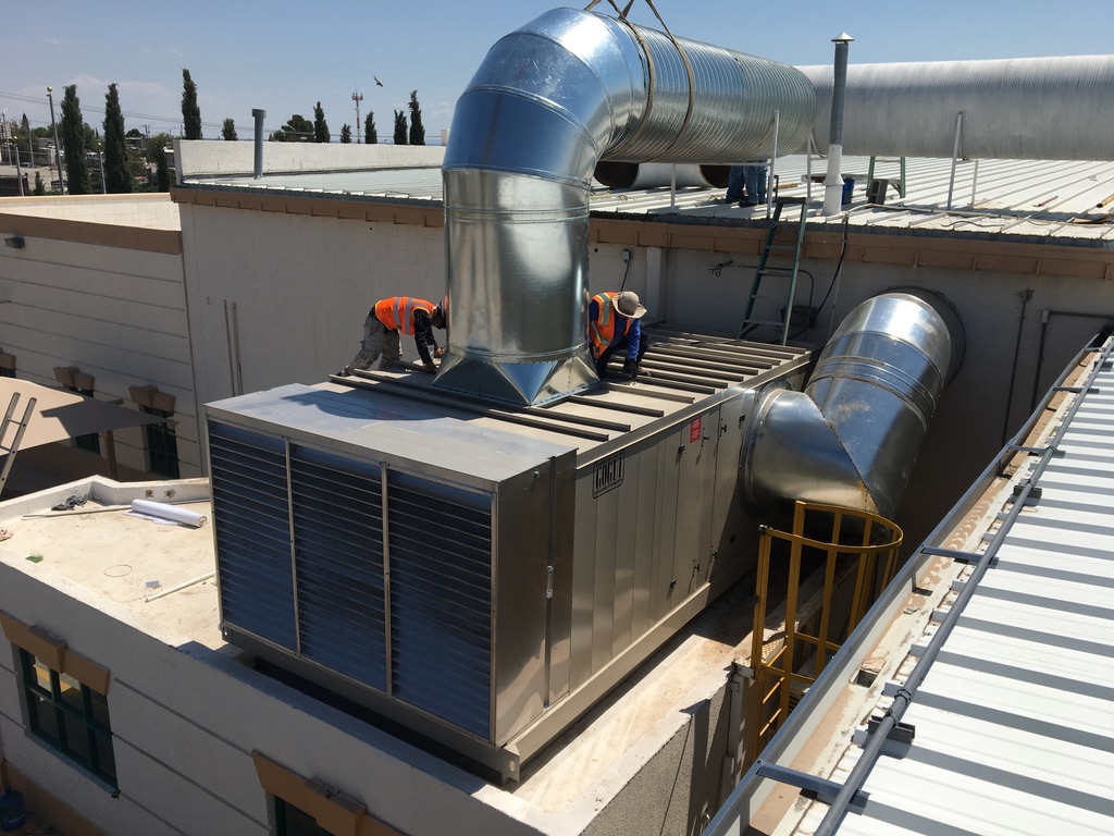 Sistema evaporativo industrial conectado a ductería metálica en azotea
