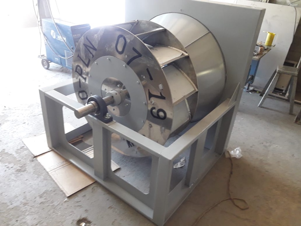 Turbina centrífuga de acero montada en su estructura durante la fabricación