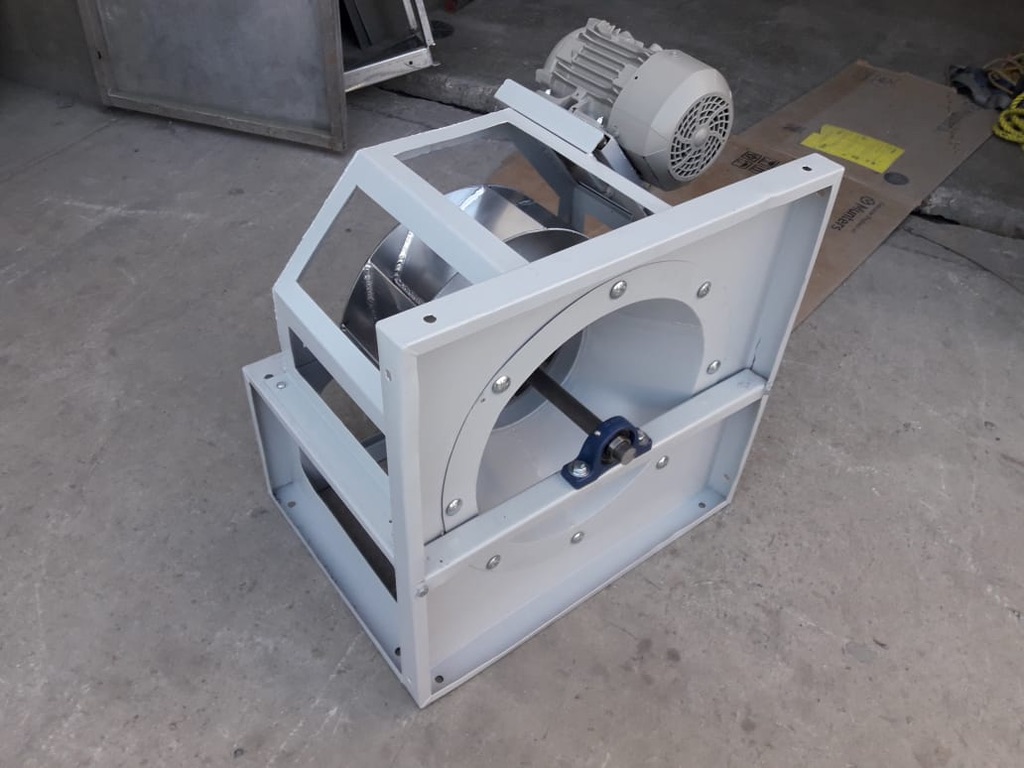 Ventilador industrial con motor y estructura metálica en el taller Gogui