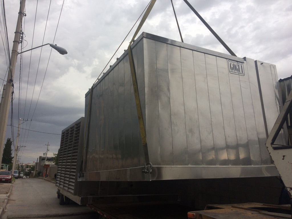 Maniobra de montaje de un equipo industrial Gogui con grúa