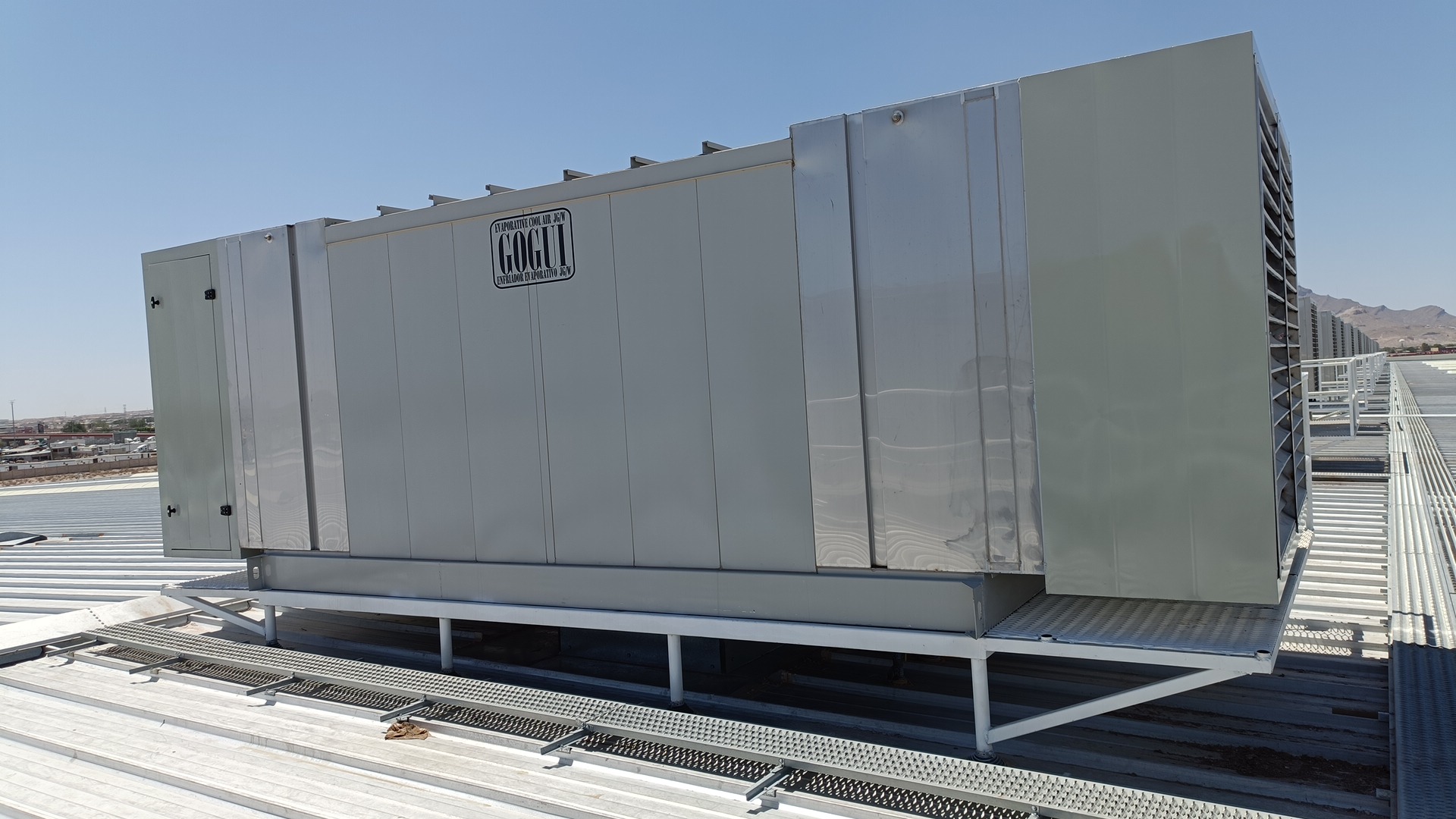 Equipo industrial Gogui instalado en azotea con pasarela de acceso