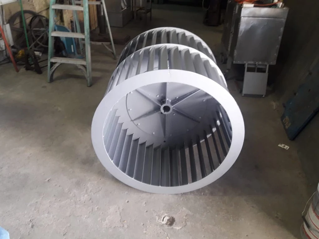 Turbina centrífuga metálica durante su fabricación en el taller Gogui