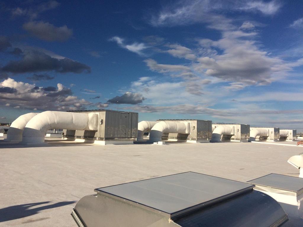 Sistema de equipos evaporativos y ductos instalados en una azotea industrial